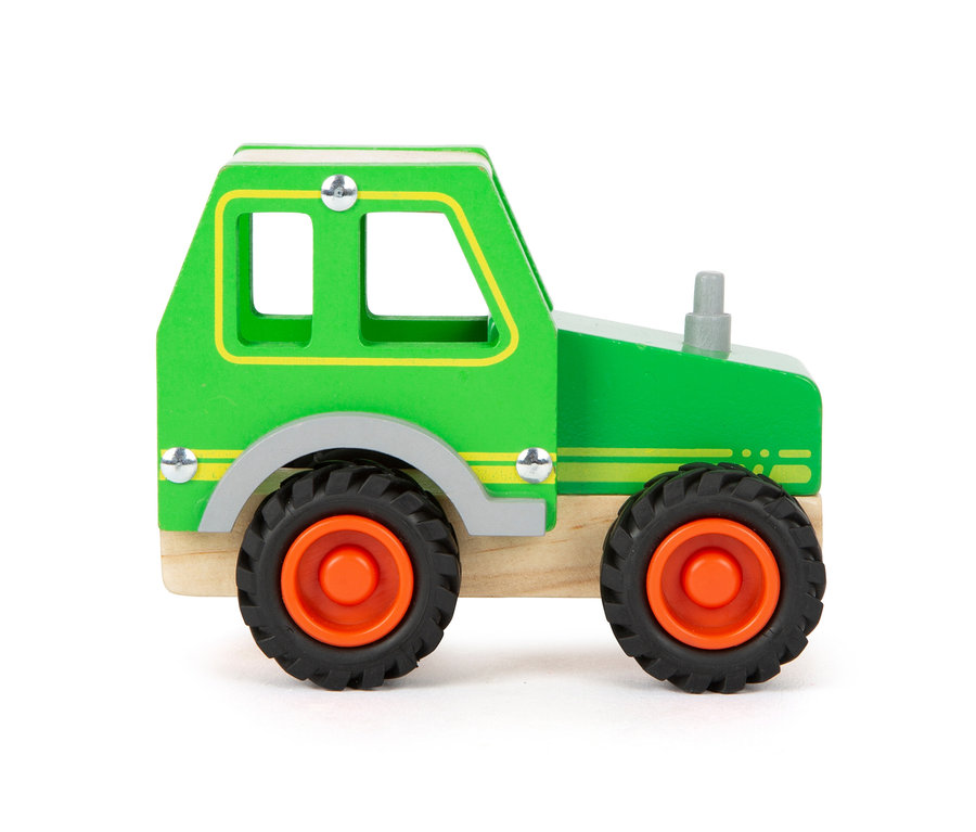 Grüner Holztraktor aus dem small foot Fahrzeuge-Set vor weißem Hintergrund.