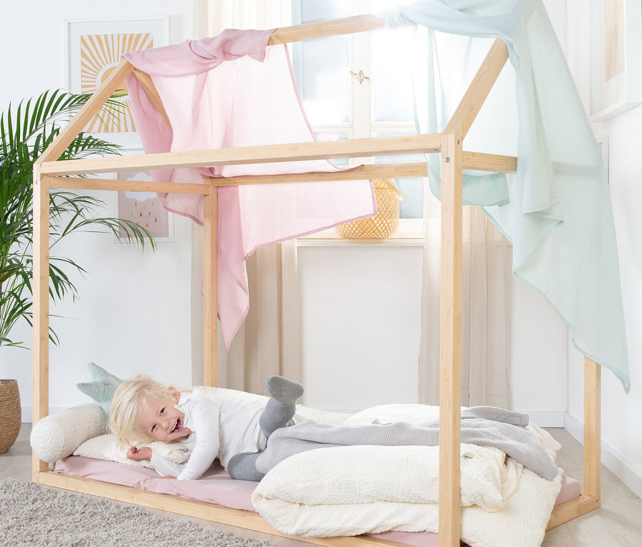 Kind liegt im roba Hausbett, ca. 70 x 140 cm, bambus.