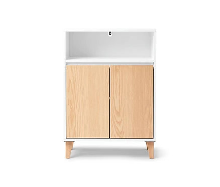 Weißes Sideboard mit zwei Türen und einem offenen Fach.