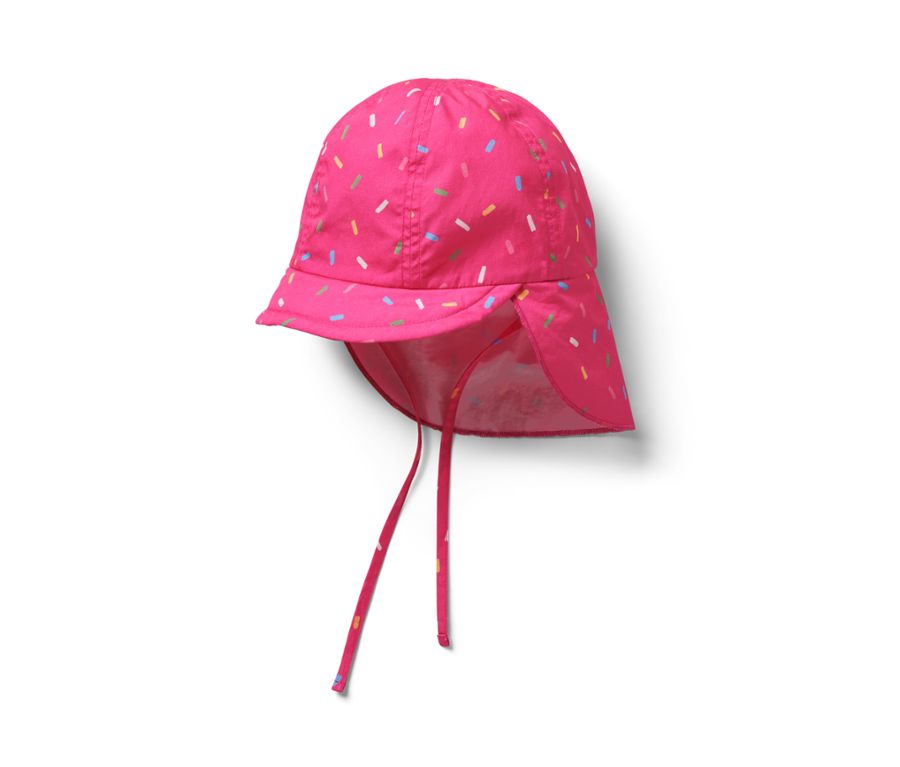 Kind spielt mit Spielzeug und trägt eine pinke Kinder-Sonnenmütze mit UV-Schutzfaktor 80.