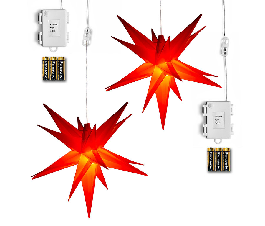 Zwei rote 27 cm AMARE LED-Sterne hängen vor einem weißen Hintergrund. Ein Stromkasten und Batterien sind sichtbar.