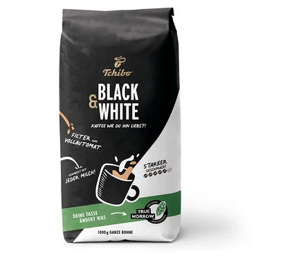 Eine 1 kg Packung Tchibo Black & White Ganze Bohne Kaffee.