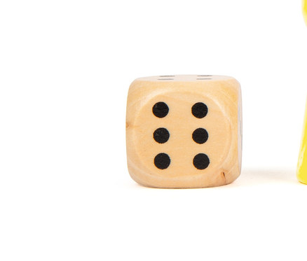 Würfel und vier Spielfiguren des small foot Brettspiels »Ludo« XL in Gelb, Orange, Dunkelblau und Grün.