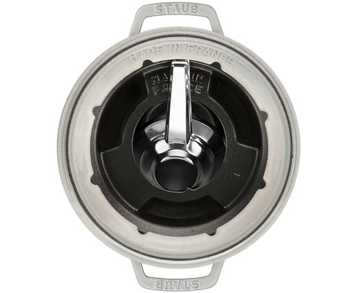 Detailansicht des weißen STAUB Fondue-Sets mit dem Schriftzug Made in France.
