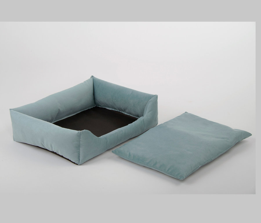 Ein türkisblaues Haustier-Kuschelsofa "Gr. 1" mit braunem Innenraum und passendem Kissen daneben.