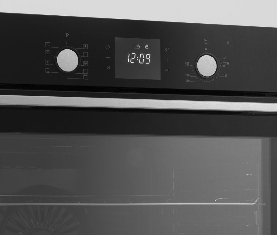 Detailansicht eines schwarzen Respekta Einbaubackofens »AB700-33« mit digitaler Anzeige, die 12:09 anzeigt.