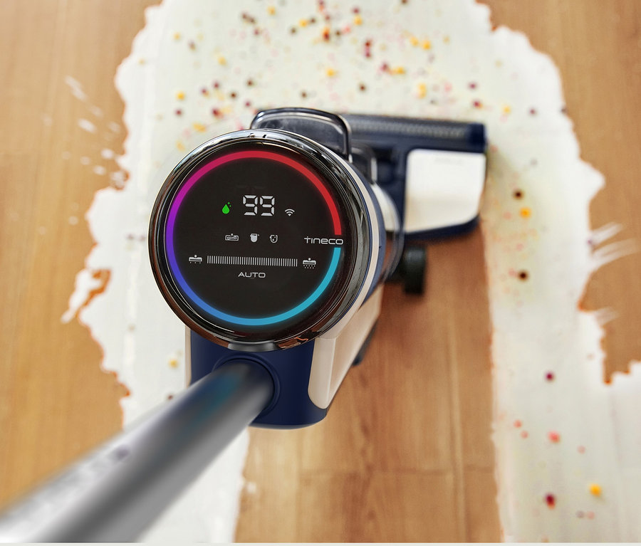 Tineco Floor One S3 Extreme Nass-Trockensauger auf Holzboden mit verschütteter Flüssigkeit.