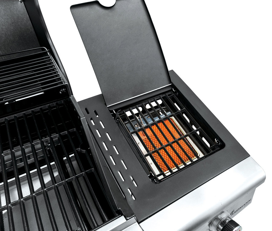 Detailansicht des Landmann Gasgrills »Triton maxX BR 4.1« mit geöffnetem Deckel und sichtbaren Brennern.