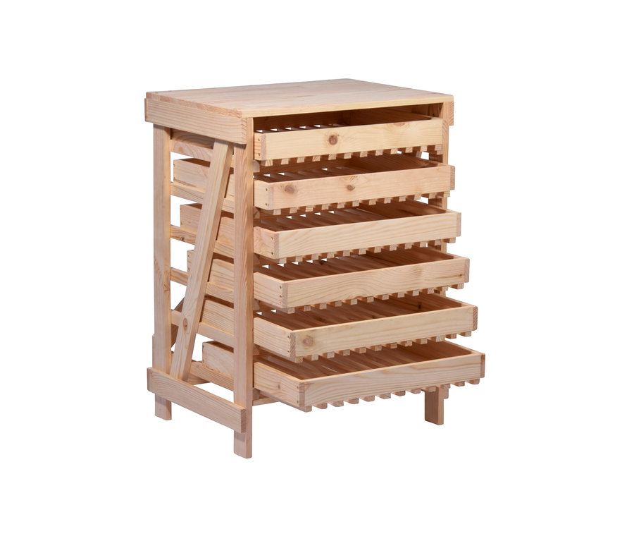 Ein Dobar Vorratsregal aus Holz mit mehreren Regalböden.