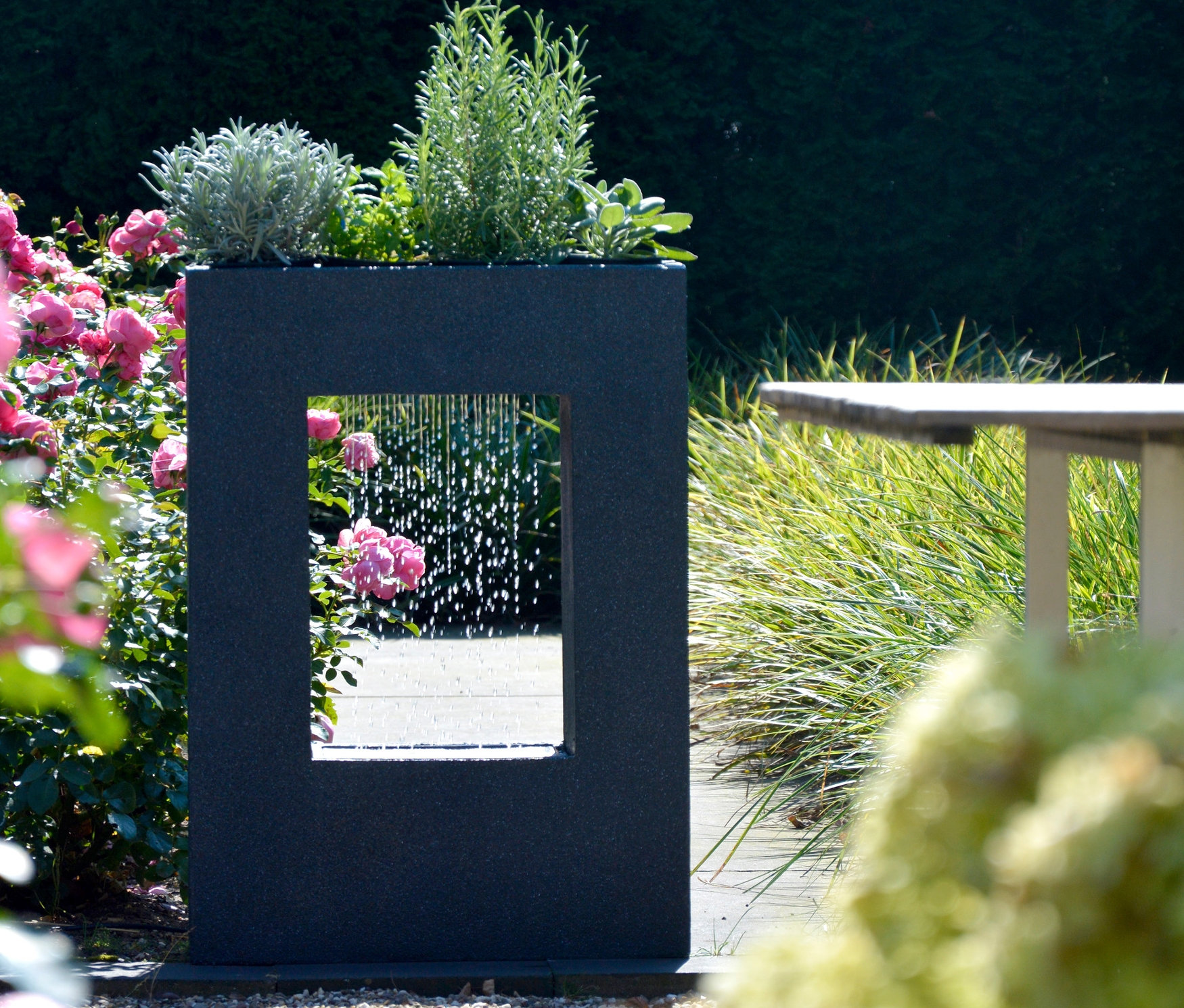 Dobar Gartenbrunnen mit Pflanzen-Option im Garten.