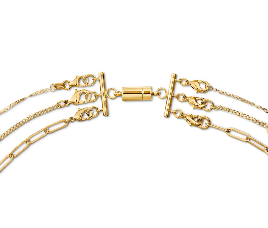Nahaufnahme von drei goldenen Halsketten, die mit 2 Kettenverschlüssen für Layering verbunden sind.