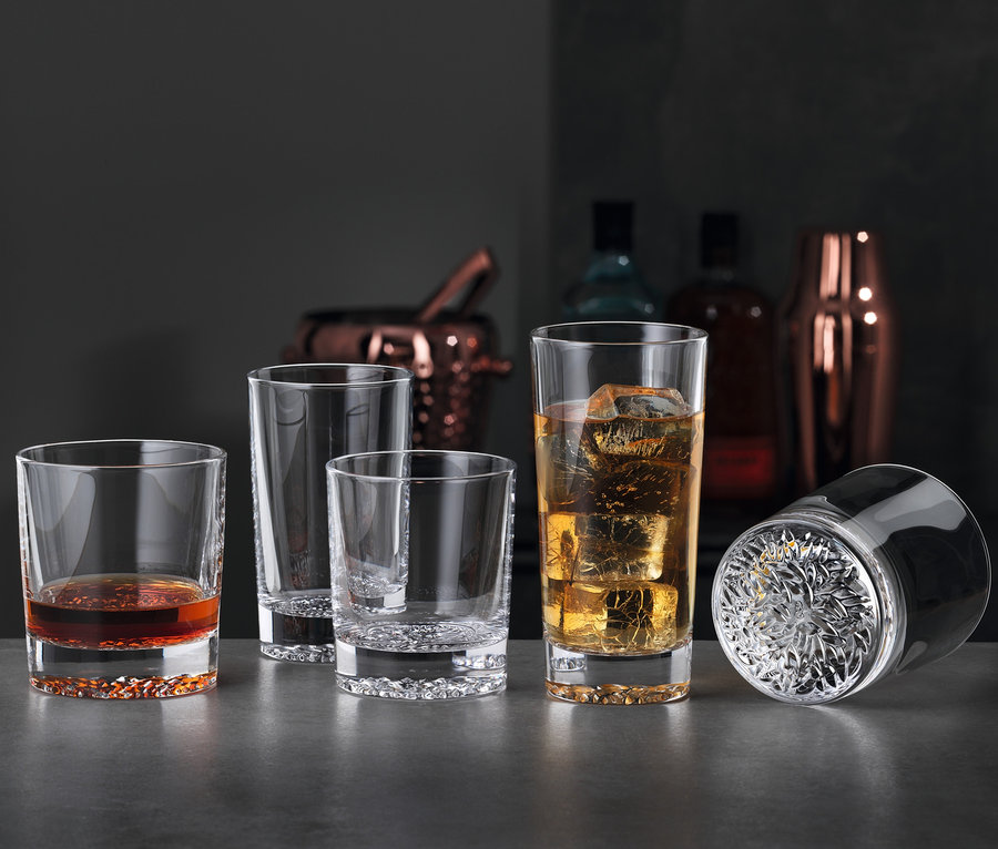 Fünf Spiegelau »Lounge 2.0« Gläser stehen auf einem Tisch, ein Glas liegt seitlich.