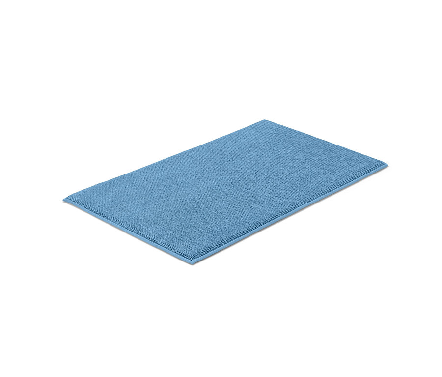 Eine blaue Komfort-Badematte, ca. 40 x 70 cm, liegt auf einem weißen Untergrund.