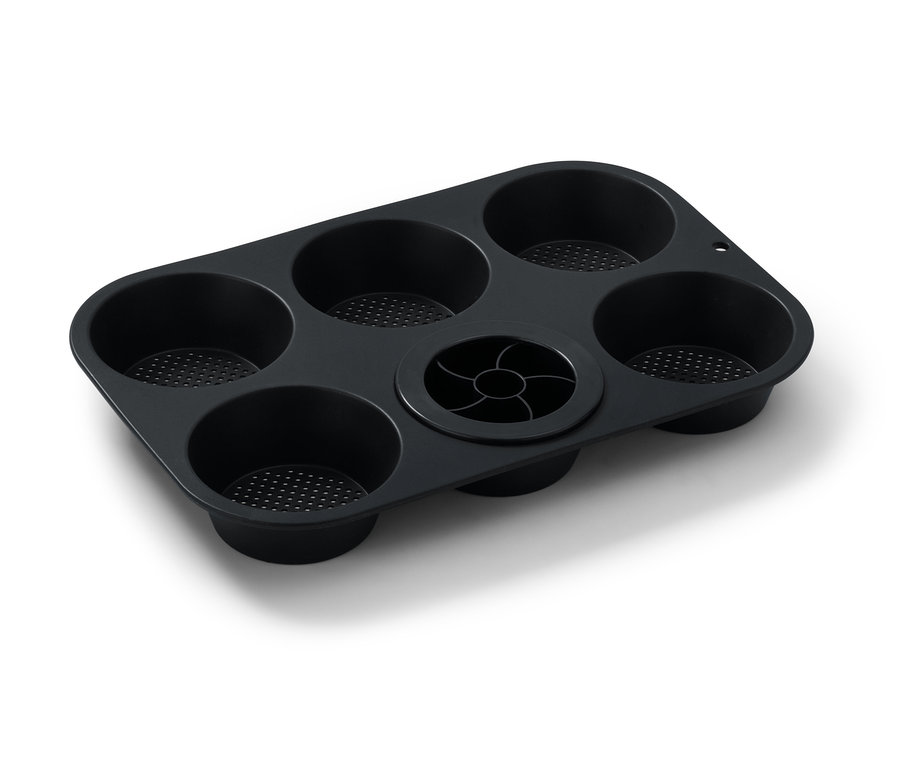 Schwarze, perforierte Brötchenbackform mit sechs Mulden.
