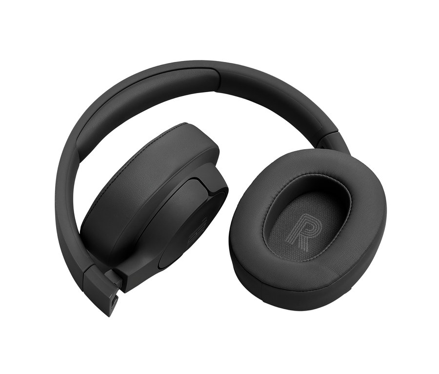 Detailansicht von schwarzen JBL »Tune 770 NC« Over-Ear-Kopfhörern auf weißem Hintergrund.