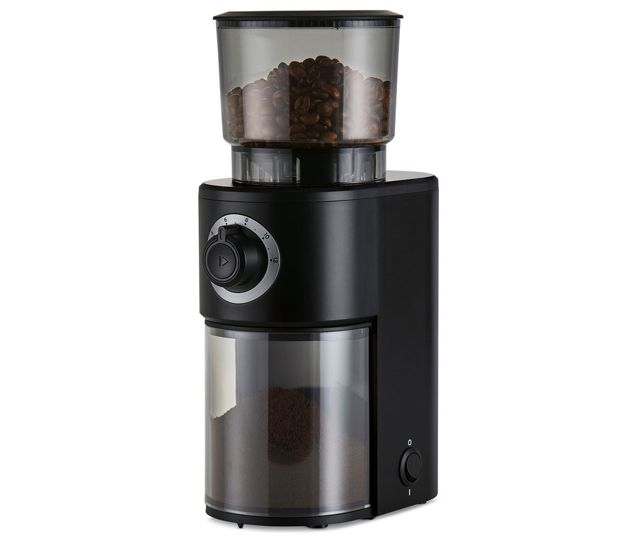 Schwarze Kaffeemühle, elektrisch, mit Kaffeebohnen oben und gemahlenem Kaffee unten.