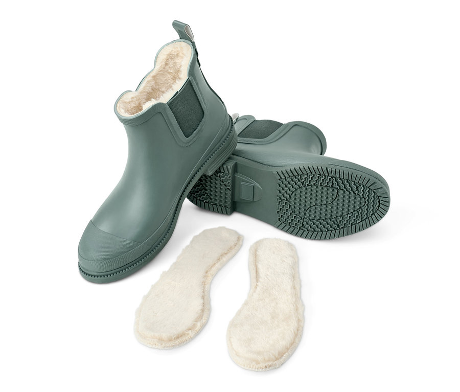 Kinder-Regen-Chelseaboots und zwei Einlegesohlen auf weißem Hintergrund.