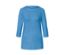 Ein hellblaues Shirt mit 3/4-Arm.