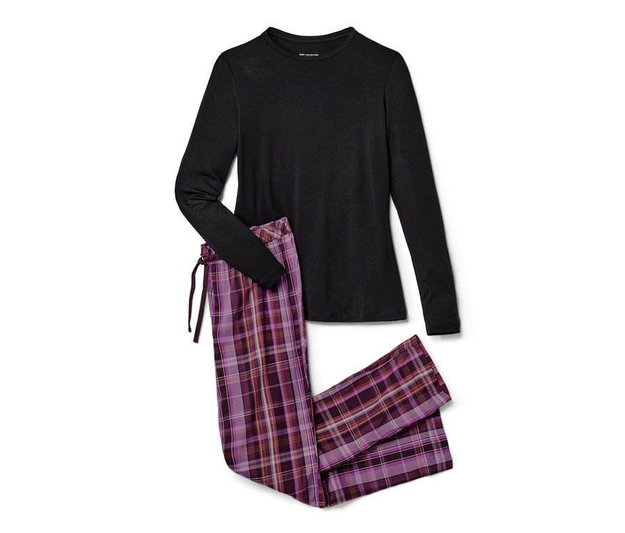 Ein schwarzes langärmeliges Schlafoberteil und eine karierte Web-Pyjamahose.