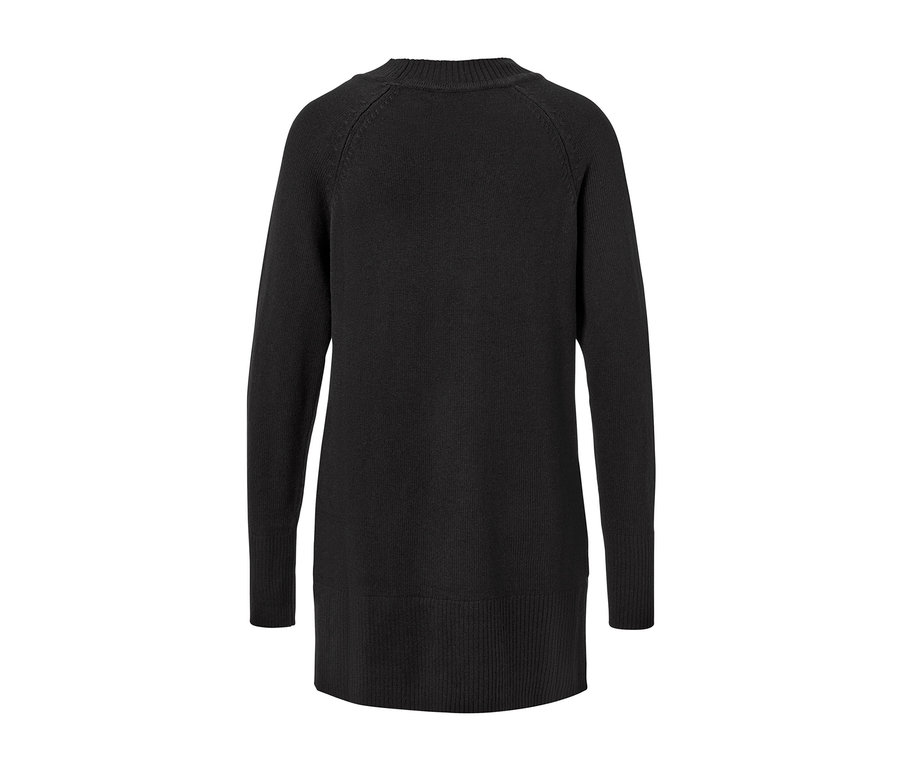 Detailansicht der Rückseite eines langen, schwarzen Strickpullovers.