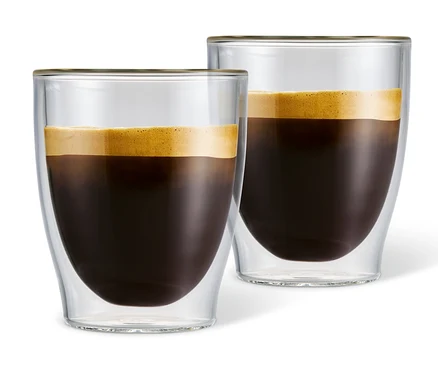 Zwei doppelwandige Caffè Crema Gläser, gefüllt mit Kaffee.