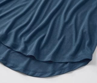 Detailansicht eines marineblauen Longshirts.
