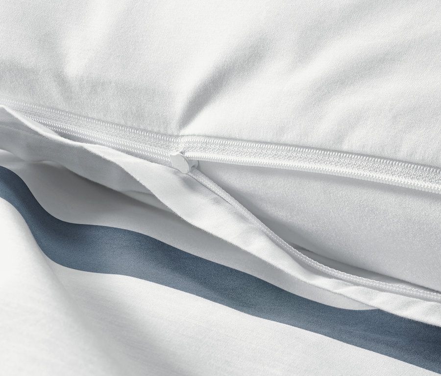 Detailansicht von gestreifter Perkal-Bettwäsche in Normalgröße mit Reißverschluss.