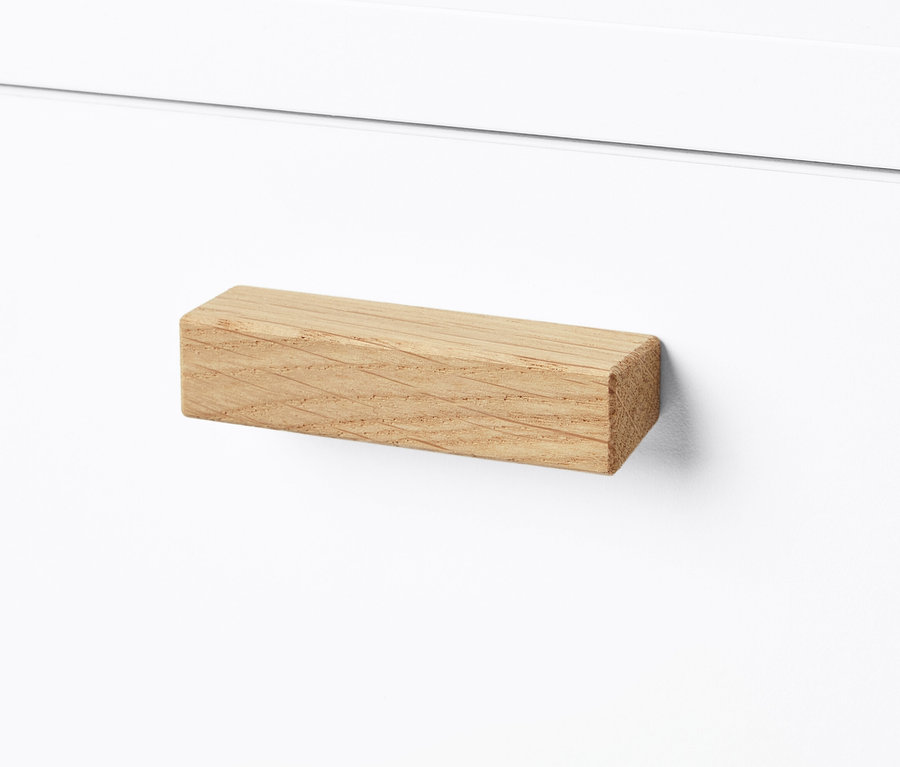 Detailaufnahme eines schmalen Bad-Beistellschranks mit Schublade und Tür und Holzgriff.