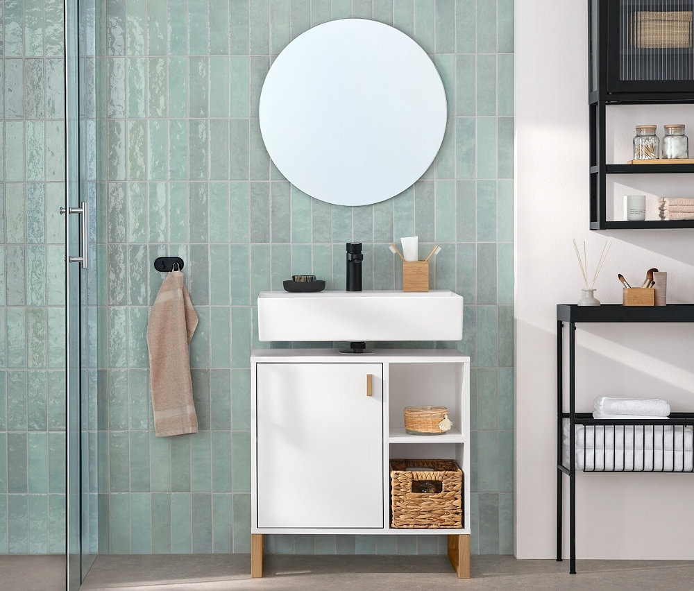 Badezimmerinneneinrichtung mit schmaler Konsole mit Ablageflächen, Wandschrank mit Glastür, Waschbeckenunterschrank mit Tür, rundem Spiegel.