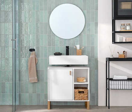 Badezimmerinneneinrichtung mit schmaler Konsole mit Ablageflächen, Wandschrank mit Glastür, Waschbeckenunterschrank mit Tür, rundem Spiegel.