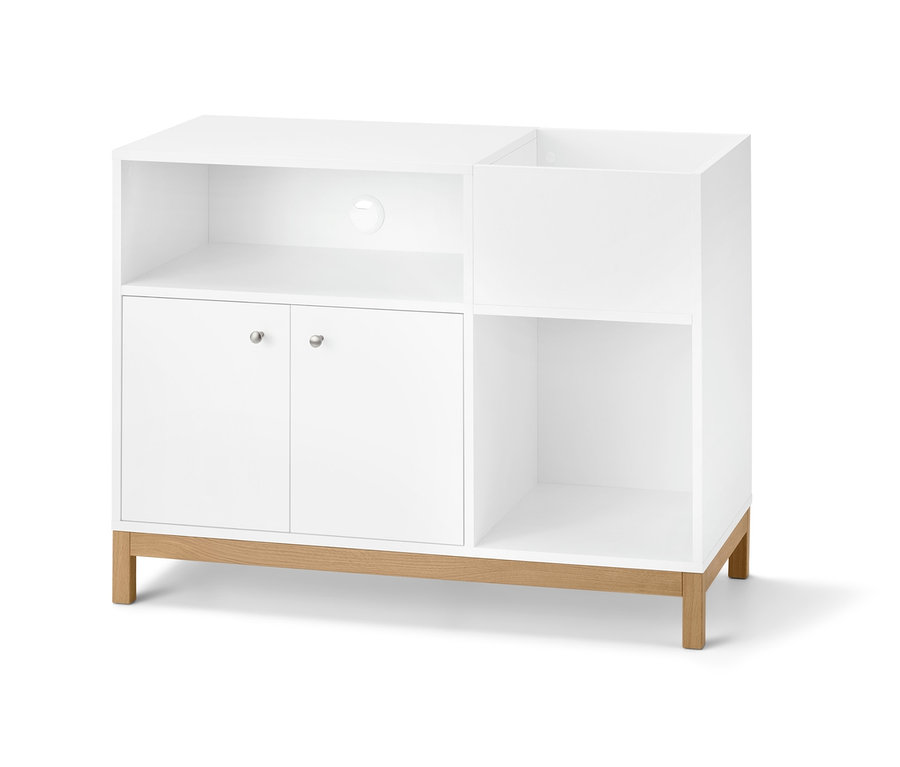 Weißer Schrank mit Schrankfach, Regalen und Holzfüßen.