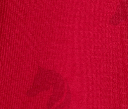 Detailaufnahme eines roten Kinder-Nachthemds mit 3/4-Leggings und Pferdekopfdruck.