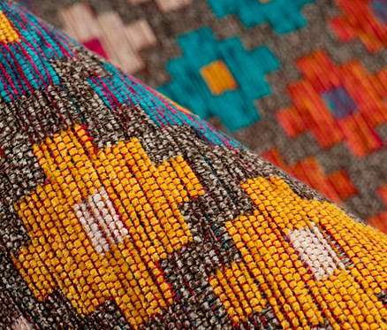 Detailansicht eines mehrfarbigen Kayoom Kurzflorteppichs »Primavera 225« mit geometrischen Mustern.