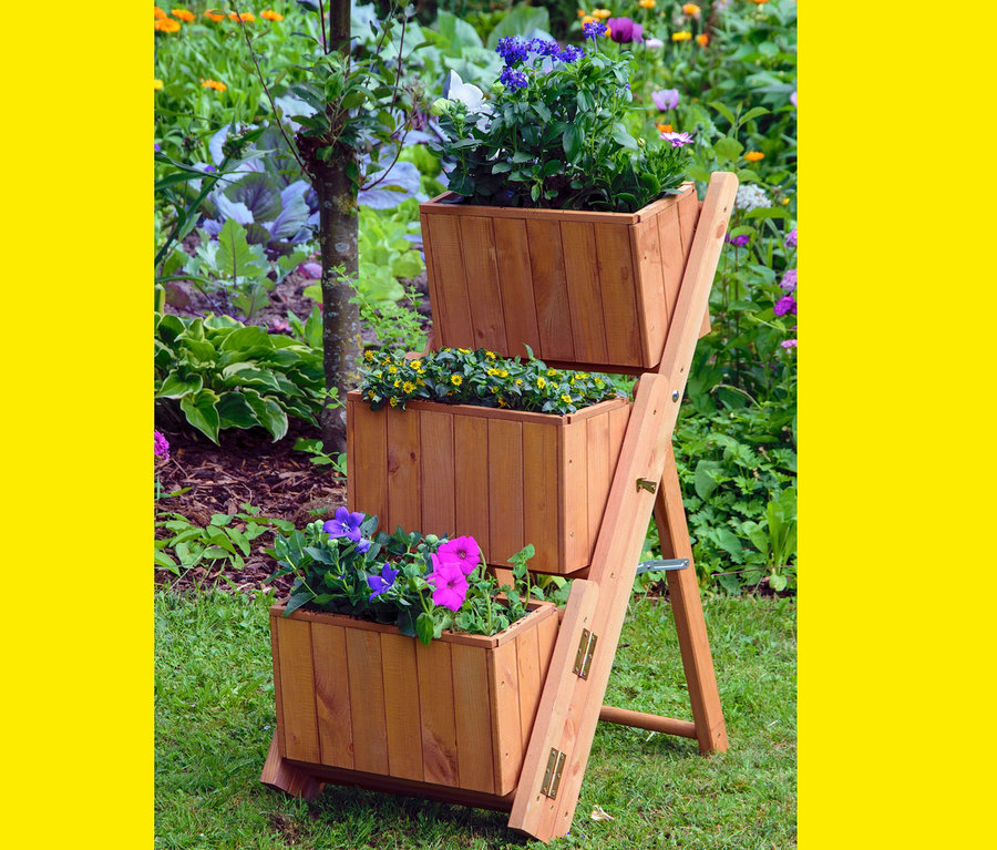 Braune Pflanztreppe mit 3 Pflanzkästen und Blumen im Garten.