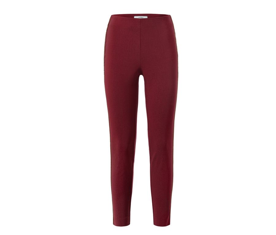 Eine weinrote Comfort-Hose.