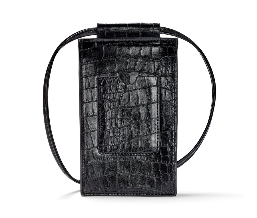 Detailaufnahme einer schwarzen Mini-Tasche Handytasche aus Leder mit Schultergurt, isoliert auf weißem Hintergrund.