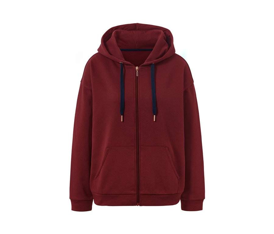 Eine weinrote Lounge-Jacke mit Reißverschluss und Kapuze.