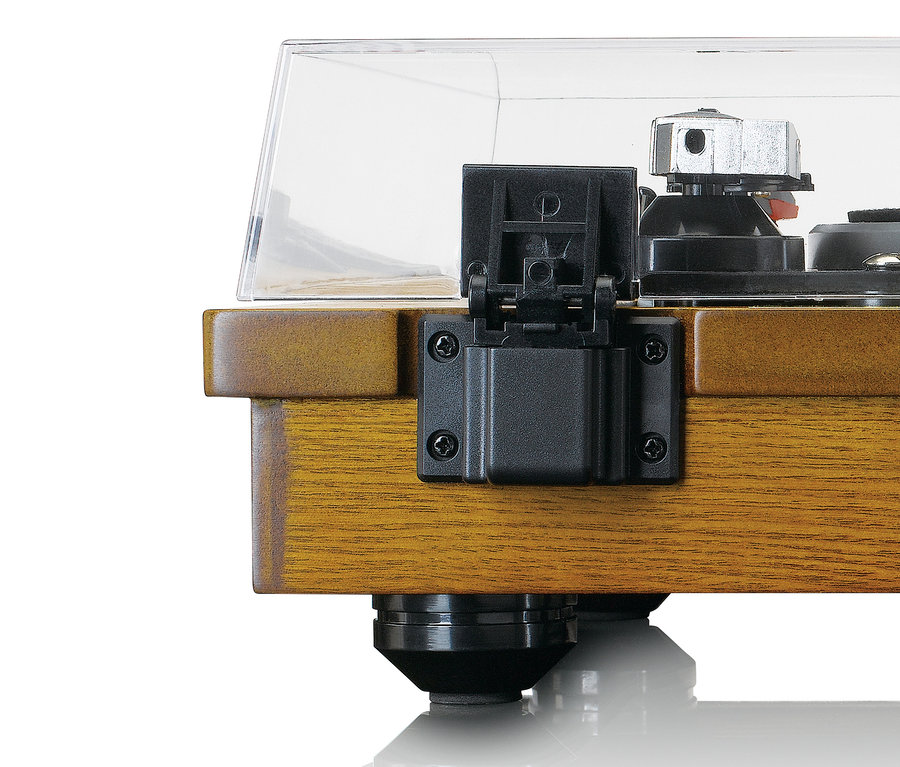 Detailansicht eines Lenco LS-55 Plattenspielers mit braunem Holzrahmen und durchsichtiger Kunststoffabdeckung.