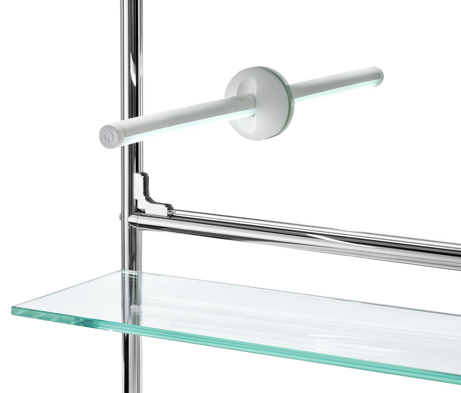 Detailaufnahme eines verchromten Regals mit LED Funktionsleuchte.