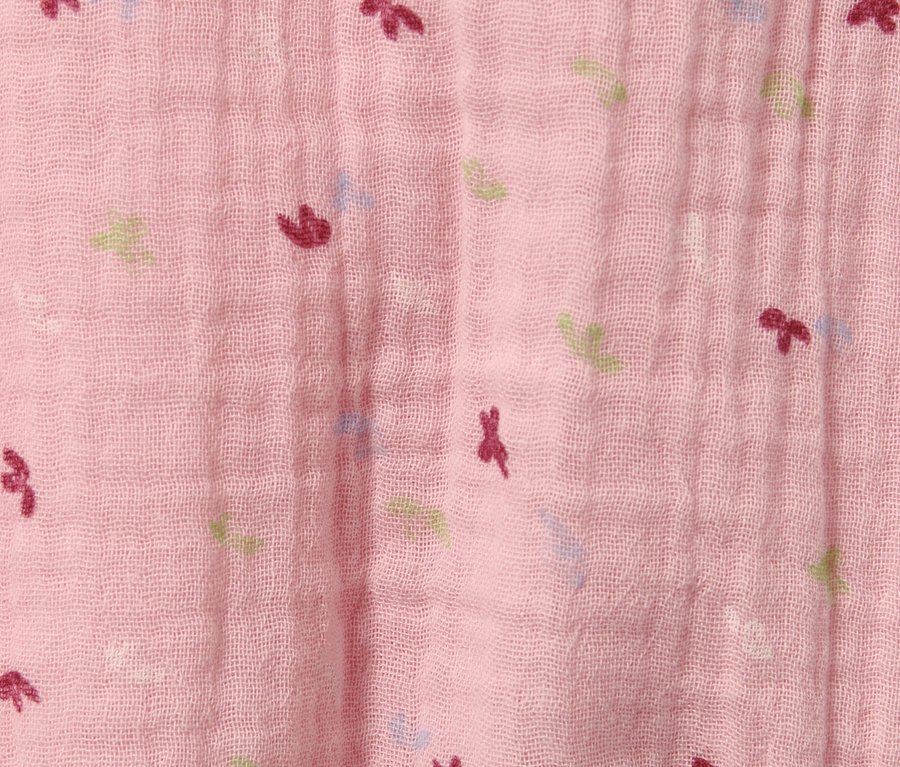 Detailansicht von rosa Baby-Strampler mit Muster.