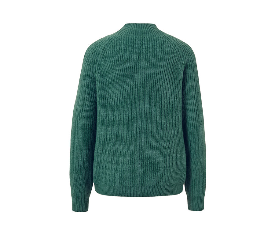 Grüner Grobstrickpullover mit Stehkragen.