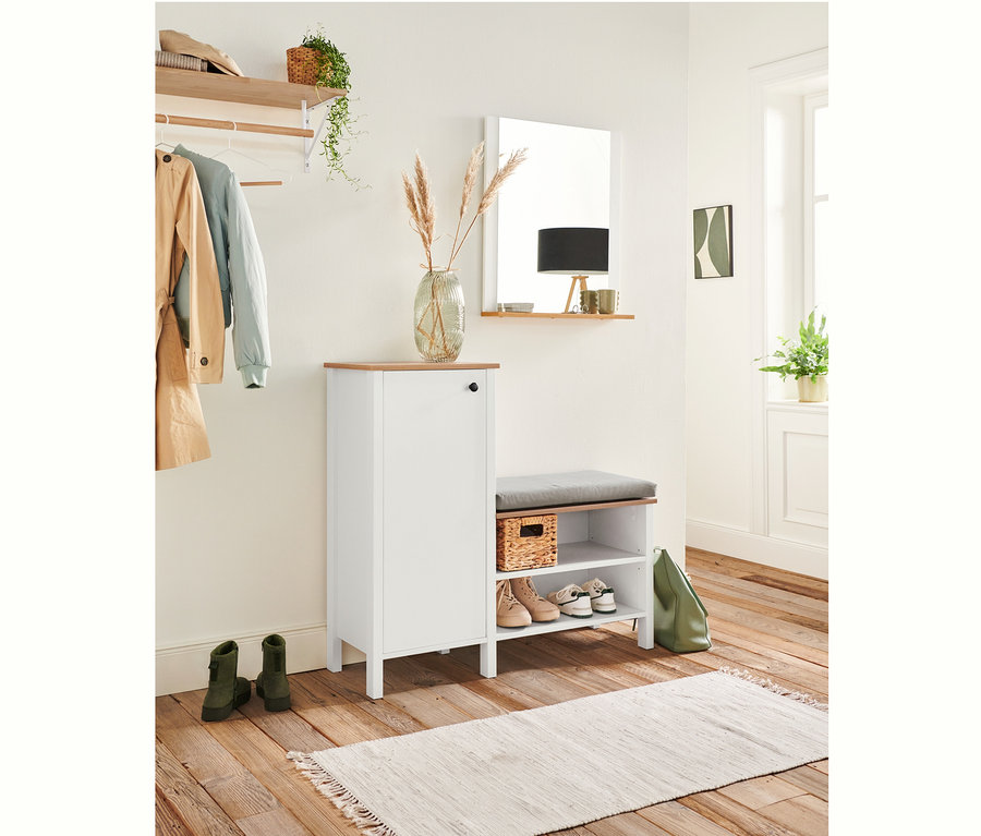 Im Flur befinden sich eine Wandgarderobe, ein Spiegel »Jelda«, weiß/eiche und eine Sitzbank mit Schuhschrank.