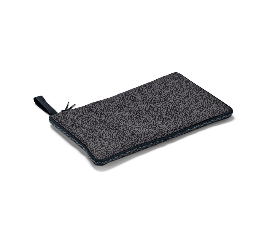 Eine grau gefaltete 2-in-1-Umzieh-Unterlage-Nasssack mit Tiermuster.