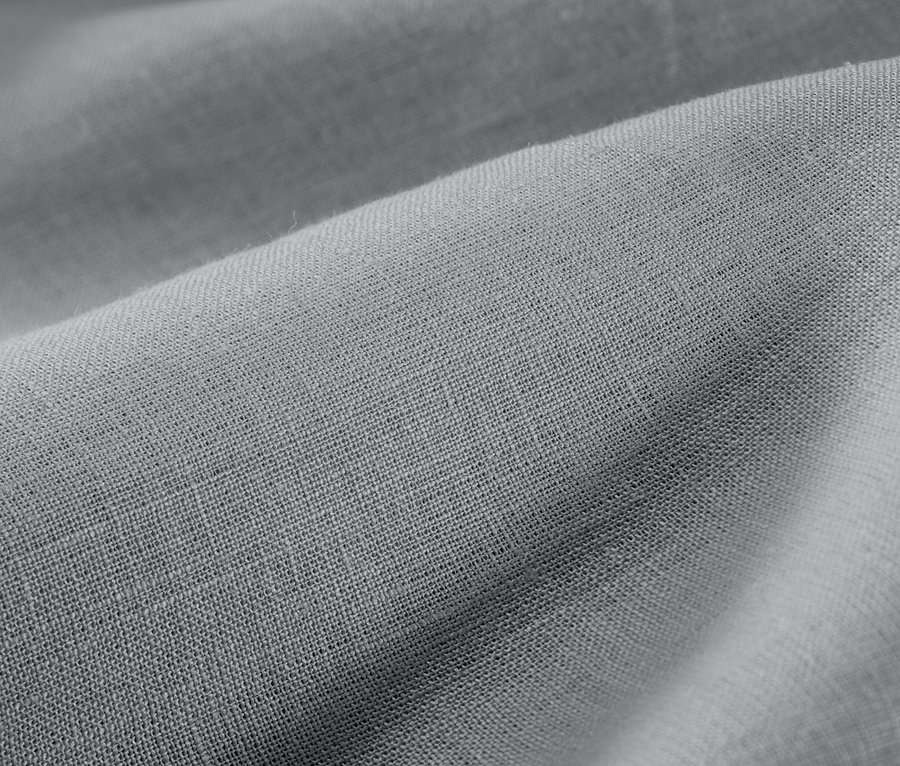 Detailaufnahme grauer Leinen-Bettwäsche in Normalgröße und Übergröße.