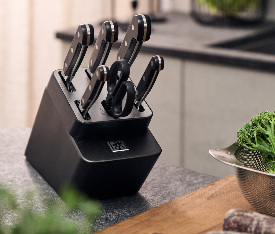 Auf einer Küchentheke steht ein ZWILLING PRO Messerblock, selbstschärfend, 7-teilig.