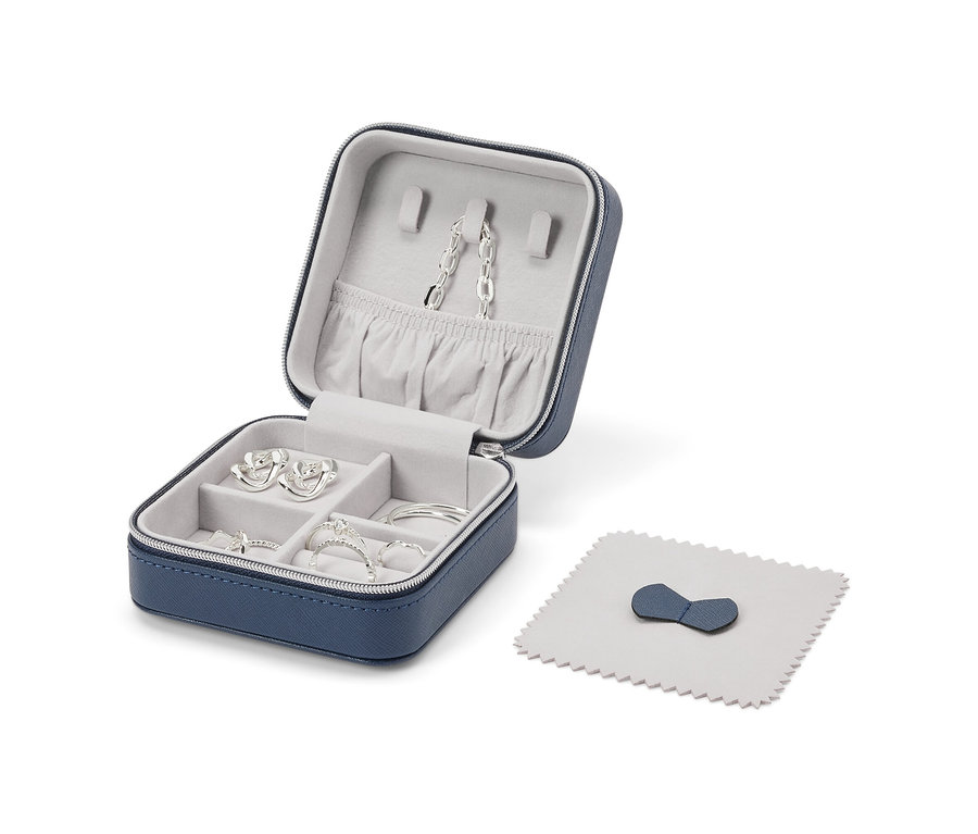 Geöffnetes kleines Schmuckkästchen in Blau mit Silberschmuck und Schmucktuch.