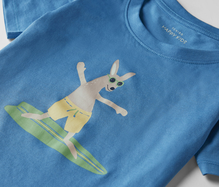 Blaues Kinder-Shorty-Pyjama mit einem Känguru, das auf einem Surfbrett surft.