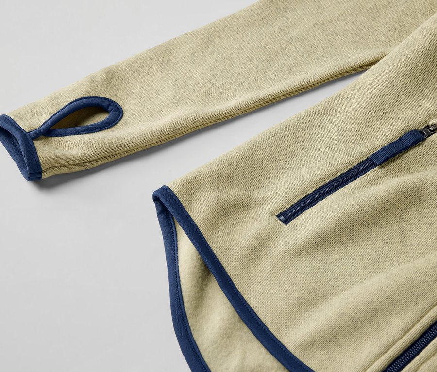 Detailansicht einer gelben Strickfleece-Jacke mit blauen Akzenten und Reißverschluss.