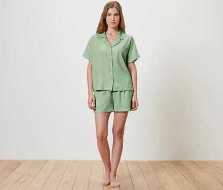 Frau trägt ein Shorty-Pyjama-Set.