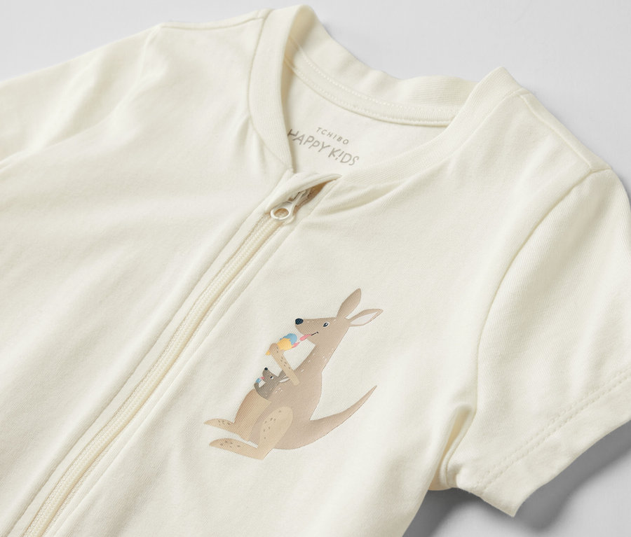 Detailansicht von einem kurzen Baby-Schlafanzug mit Känguru-Motiv.